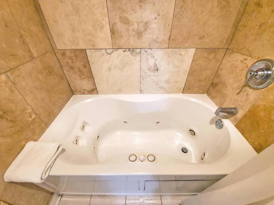 Enjoy Sunsets At Fully Equipped 2br On *